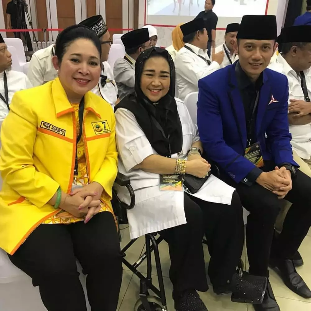 Momen Rachmawati Soekarnoputri bersama seleb dan tokoh politik © 2021 brilio.net Momen Rachmawati Soekarnoputri bersama seleb dan tokoh politik © 2021 brilio.net