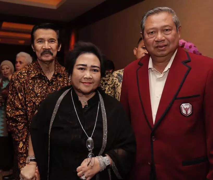 Momen Rachmawati Soekarnoputri bersama seleb dan tokoh politik © 2021 brilio.net Momen Rachmawati Soekarnoputri bersama seleb dan tokoh politik © 2021 brilio.net
