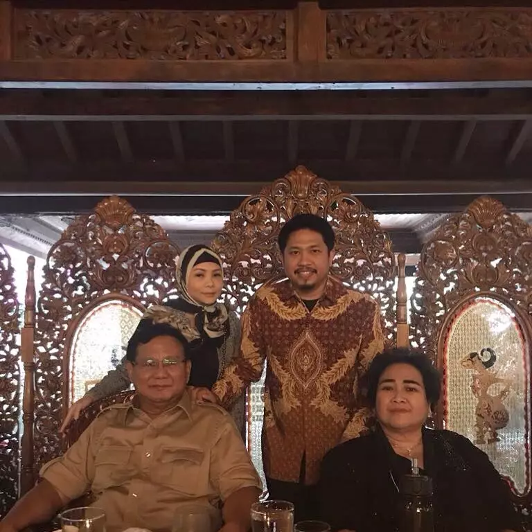 Momen Rachmawati Soekarnoputri bersama seleb dan tokoh politik © 2021 brilio.net Momen Rachmawati Soekarnoputri bersama seleb dan tokoh politik © 2021 brilio.net