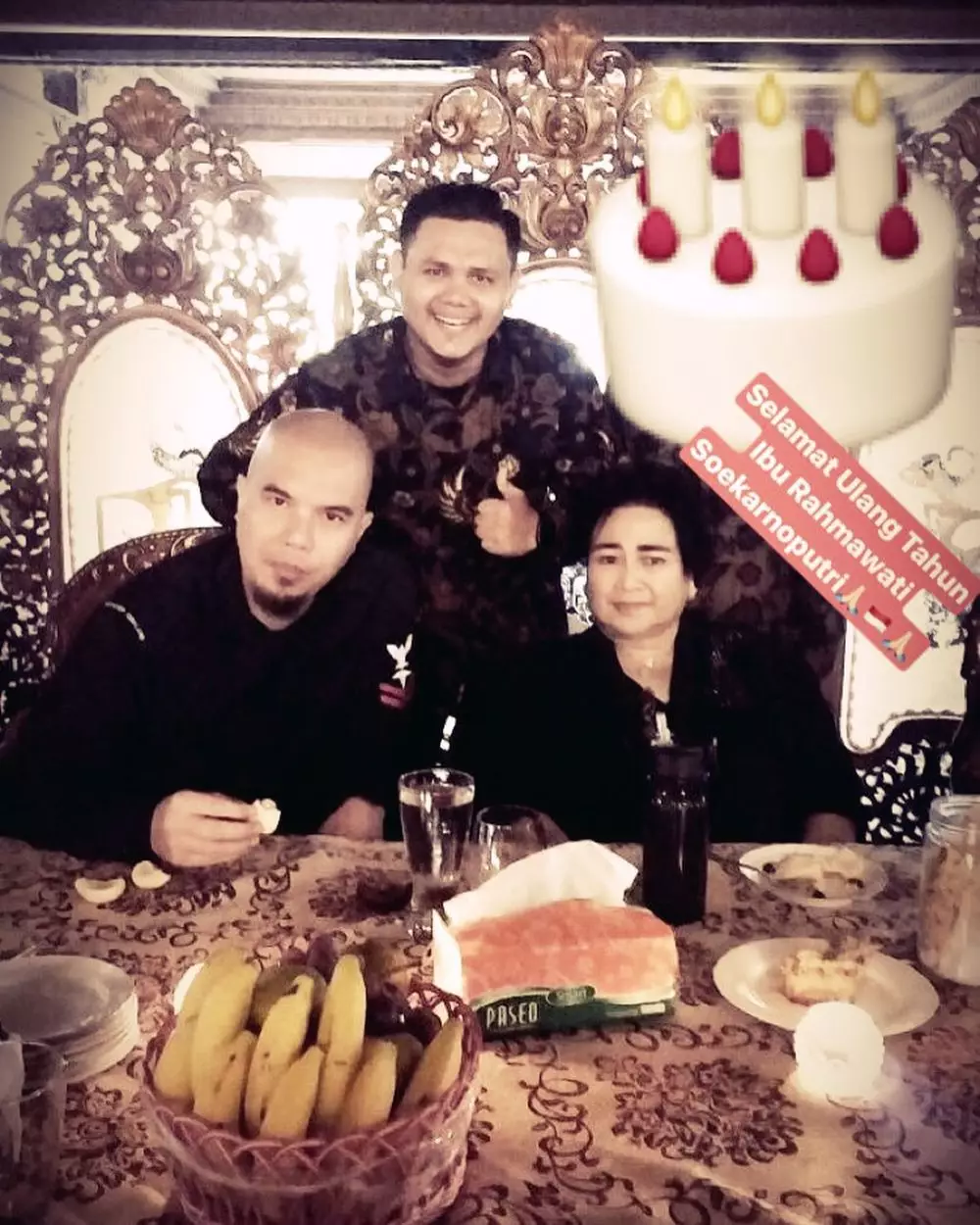 Momen Rachmawati Soekarnoputri bersama seleb dan tokoh politik © 2021 brilio.net Momen Rachmawati Soekarnoputri bersama seleb dan tokoh politik © 2021 brilio.net