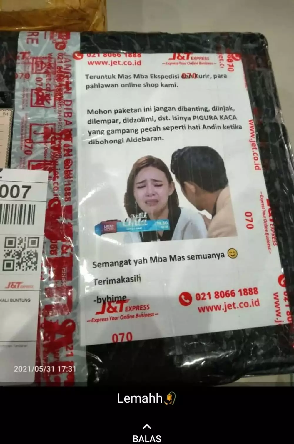 Foto lucu di paket barang © Twitter Foto lucu di paket barang © Twitter