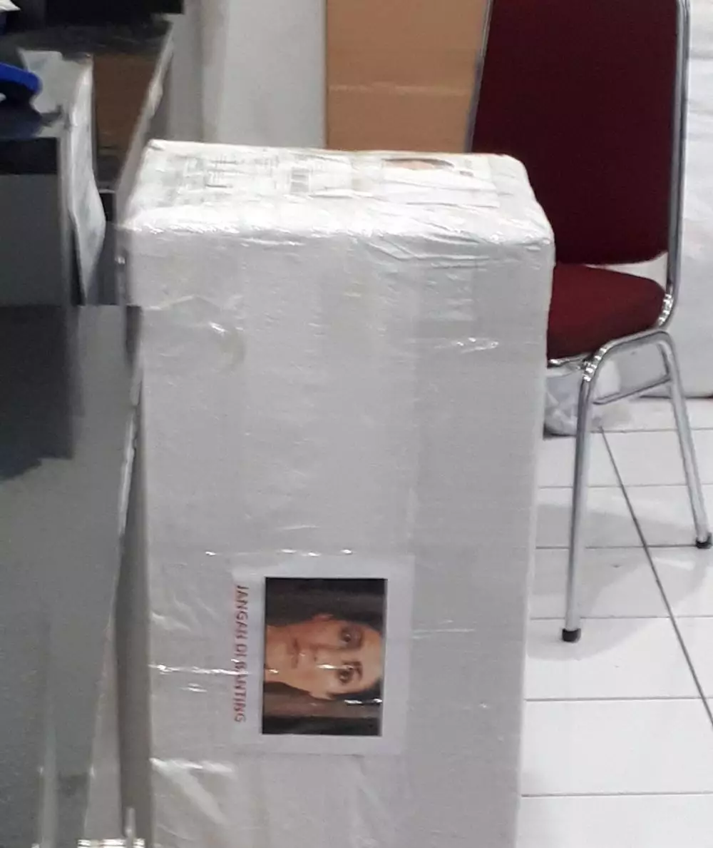Foto lucu di paket barang © Twitter Foto lucu di paket barang © Twitter