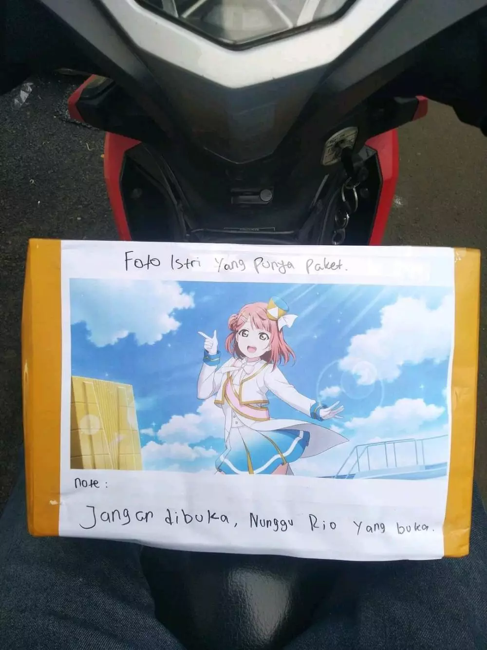 Foto lucu di paket barang © Twitter Foto lucu di paket barang © Twitter