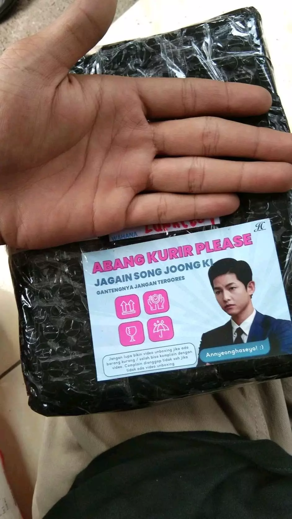 Foto lucu di paket barang © Twitter Foto lucu di paket barang © Twitter