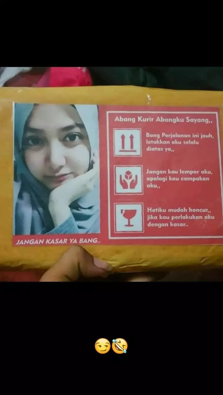Foto lucu di paket barang © Twitter Foto lucu di paket barang © Twitter
