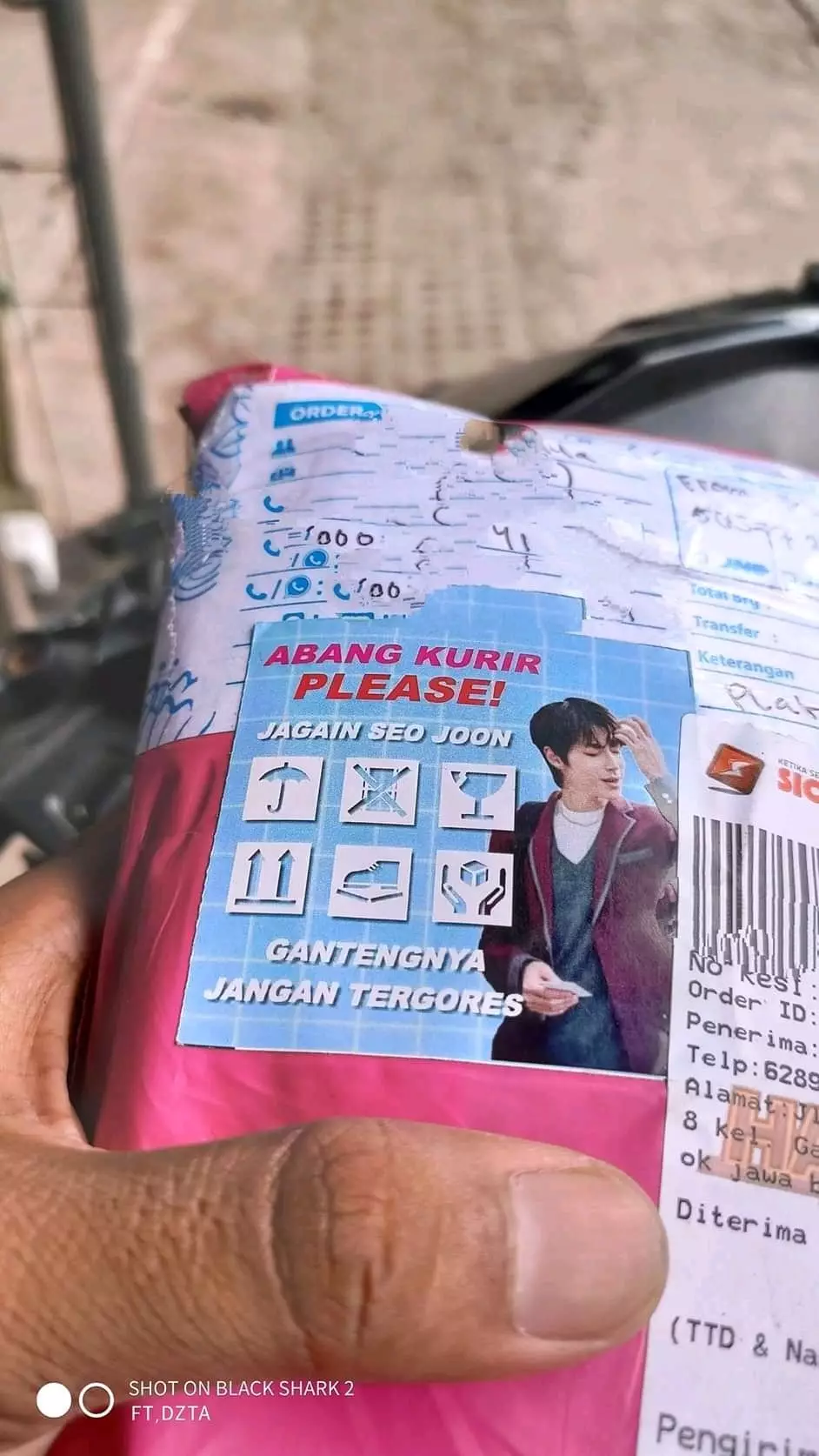 Foto lucu di paket barang © Twitter Foto lucu di paket barang © Twitter