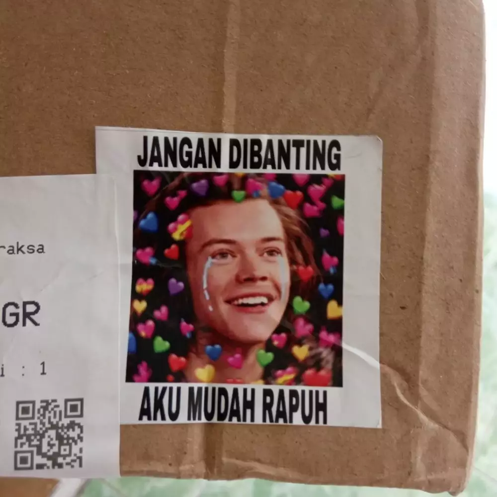 Foto lucu di paket barang © Twitter Foto lucu di paket barang © Twitter