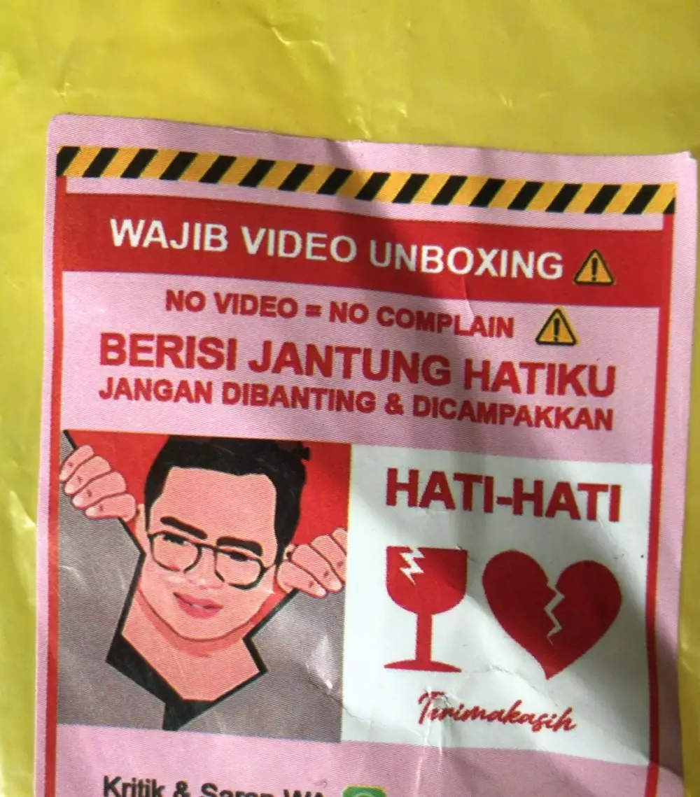 Foto lucu di paket barang © Twitter Foto lucu di paket barang © Twitter