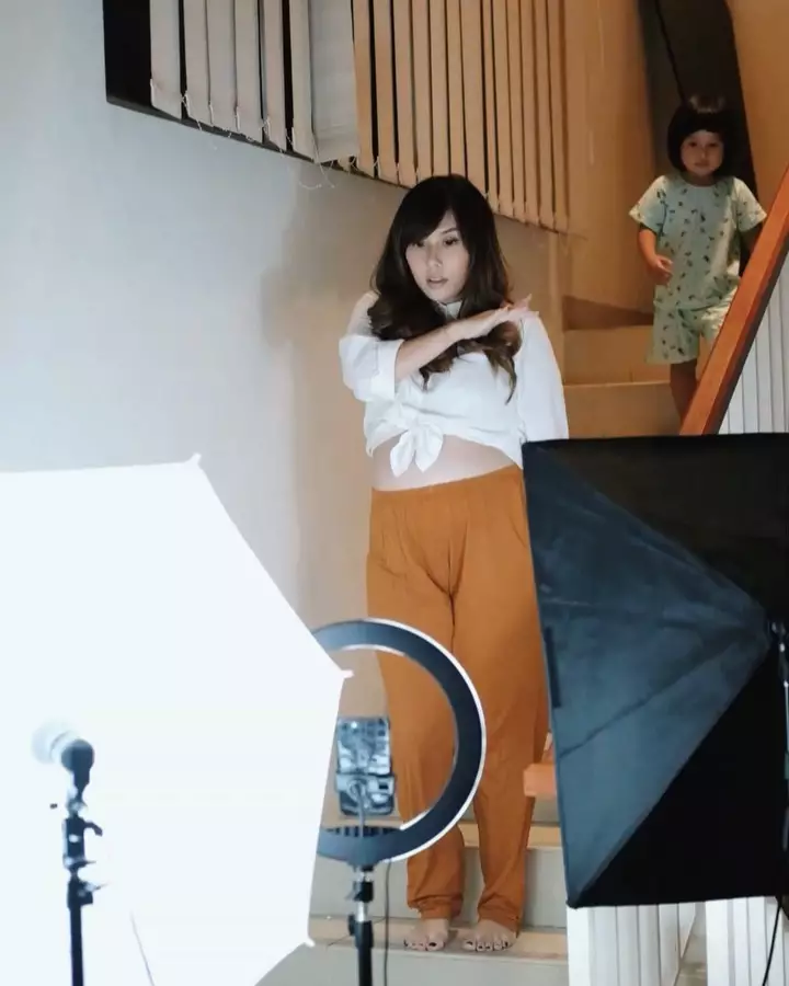 potret Cherly Cherrybelle pamer baby bump © 2021 brilio.net potret Cherly Cherrybelle pamer baby bump © 2021 brilio.net