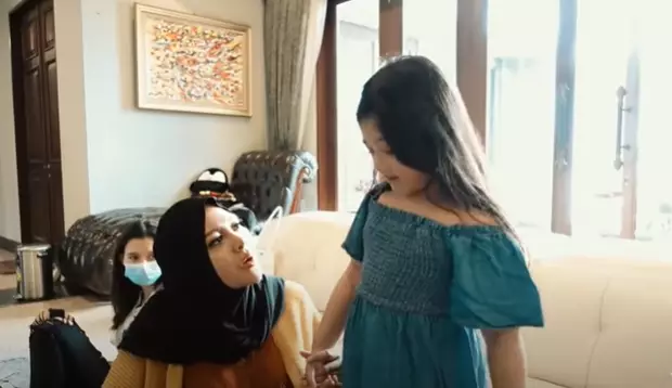 Arsy Hermansyah rekaman lagu © 2021 brilio.net