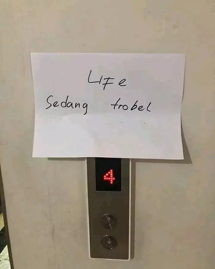 papan peringatan salah desain lucu © 2021 instagram.com