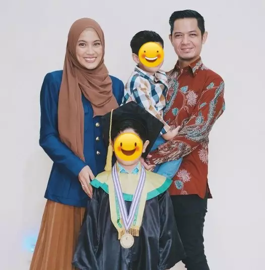 pesinetron rayakan kelulusan TK anak dari berbagai sumber