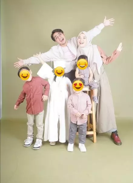 pesinetron rayakan kelulusan TK anak dari berbagai sumber