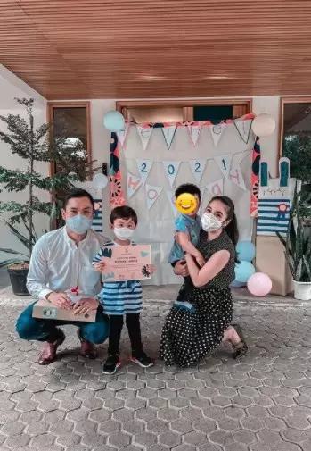 pesinetron rayakan kelulusan TK anak dari berbagai sumber