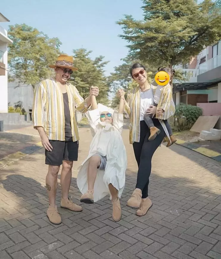 pesinetron rayakan kelulusan TK anak dari berbagai sumber