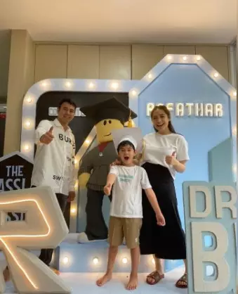 pesinetron rayakan kelulusan TK anak dari berbagai sumber