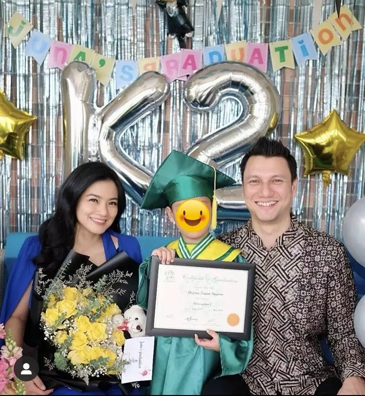 pesinetron rayakan kelulusan TK anak dari berbagai sumber