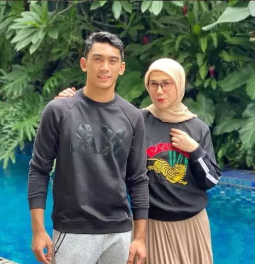 Potret ratu sinetron era 90-an bareng anak dari berbagai sumber Potret ratu sinetron era 90-an bareng anak dari berbagai sumber