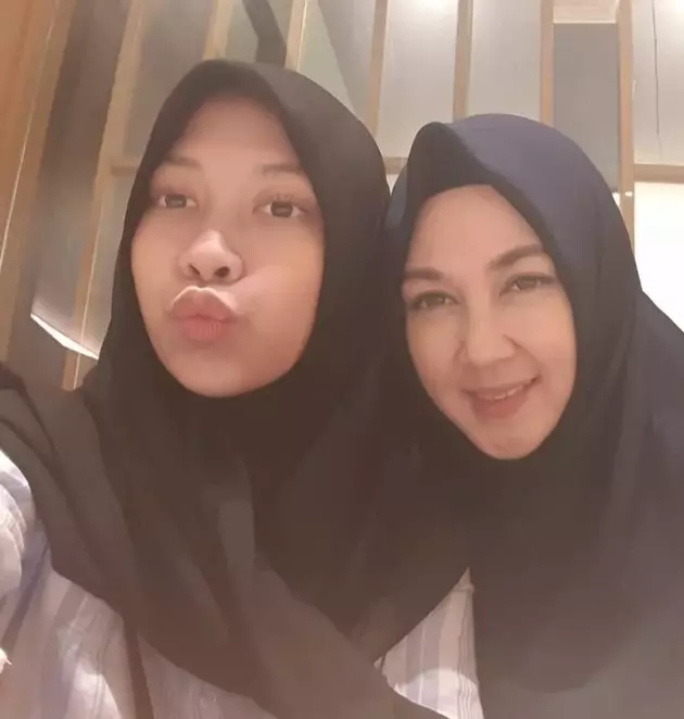 Potret ratu sinetron era 90-an bareng anak dari berbagai sumber Potret ratu sinetron era 90-an bareng anak dari berbagai sumber