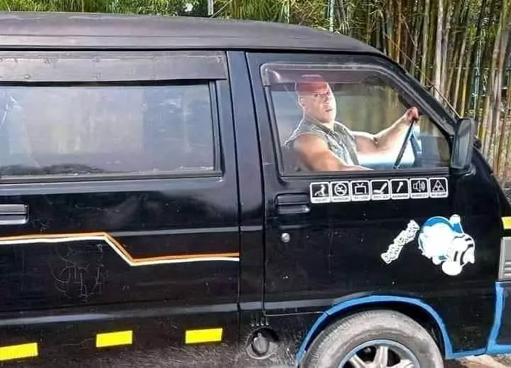 penampakan kaca mobil absurd © 2021 1cak.com