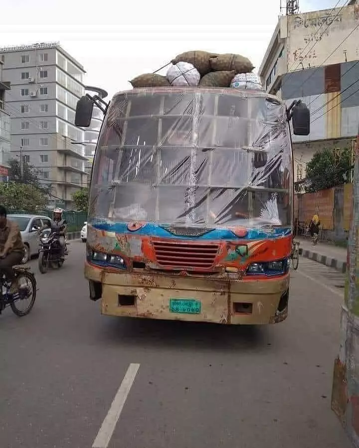 penampakan kaca mobil absurd © 2021 1cak.com