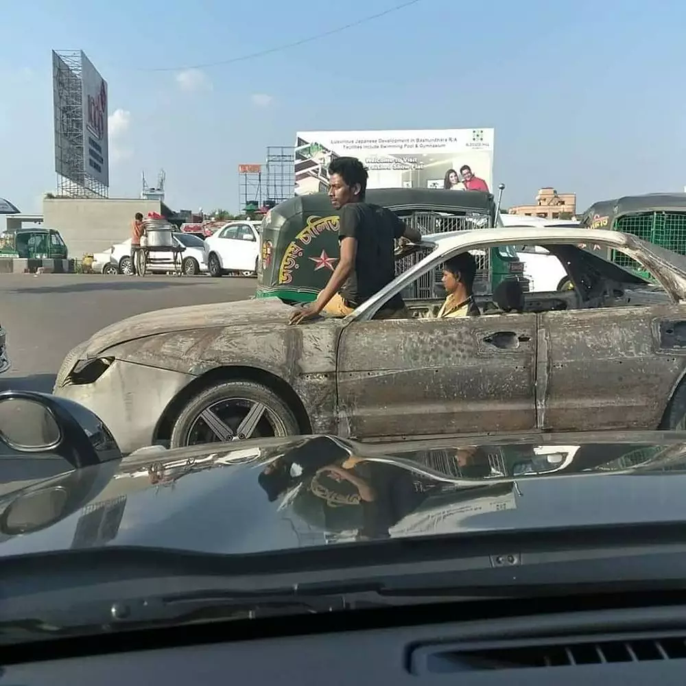 penampakan kaca mobil absurd © 2021 1cak.com