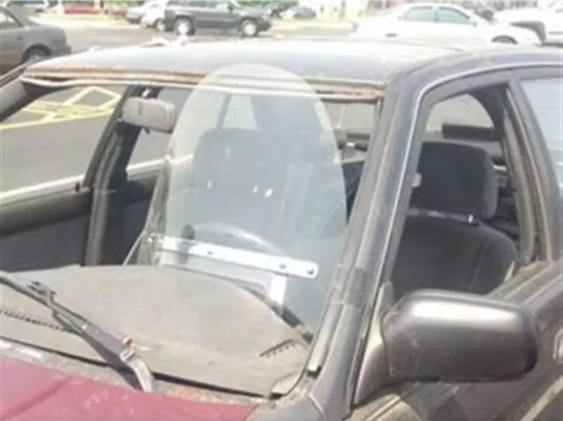 penampakan kaca mobil absurd © 2021 1cak.com