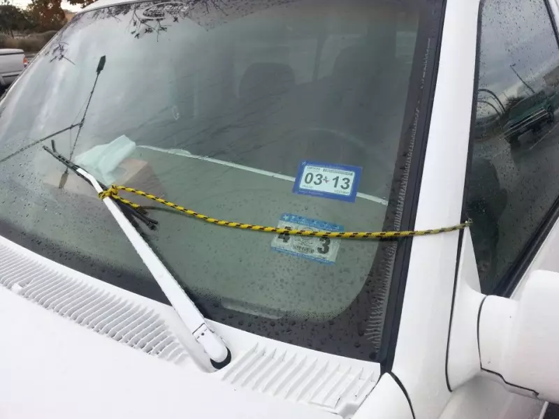 penampakan kaca mobil absurd © 2021 1cak.com