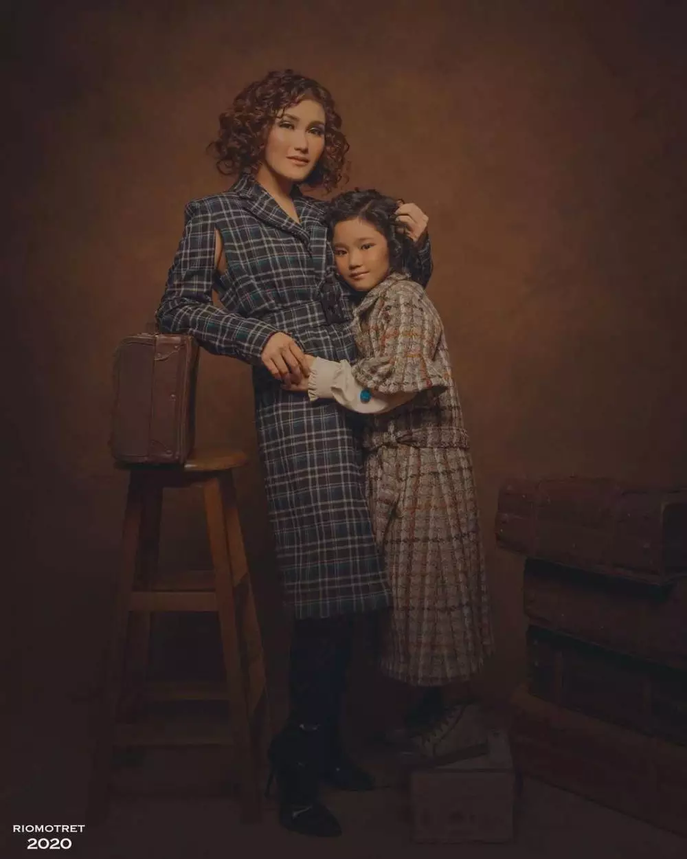 Gaya pemotretan penyanyi bareng putrinya dari berbagai sumber Gaya pemotretan penyanyi bareng putrinya dari berbagai sumber