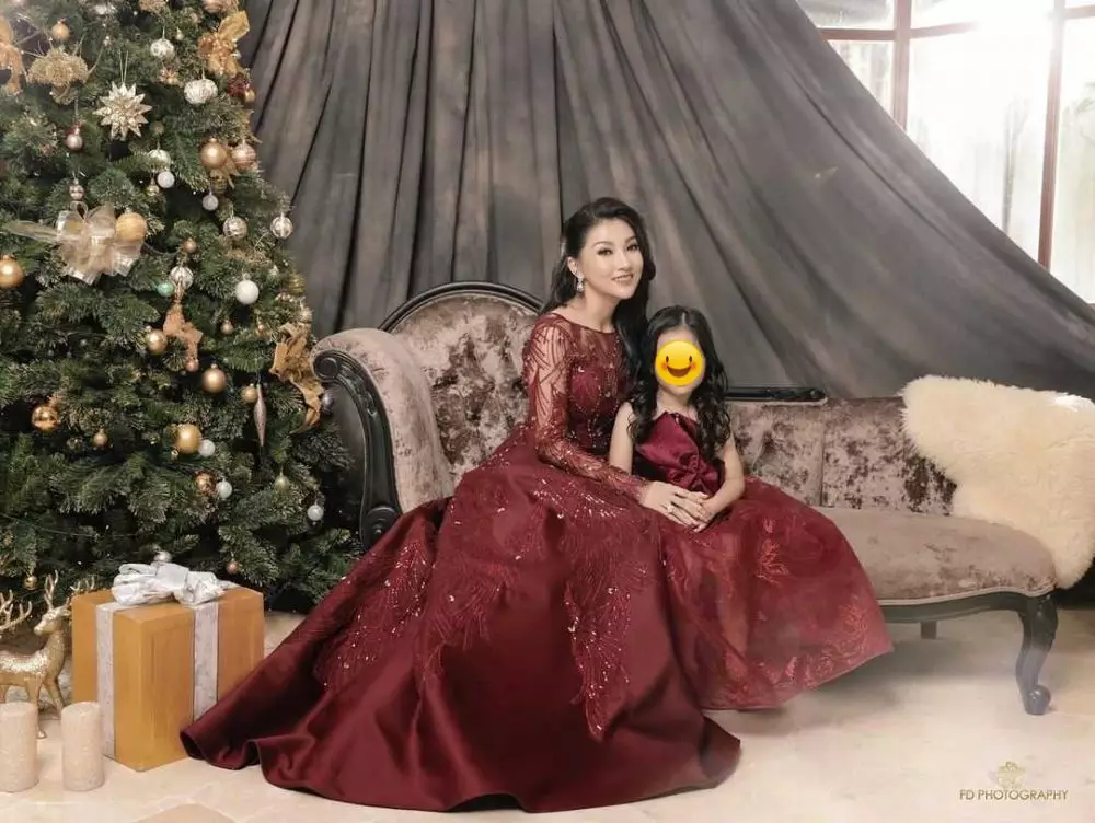 Gaya pemotretan penyanyi bareng putrinya dari berbagai sumber Gaya pemotretan penyanyi bareng putrinya dari berbagai sumber