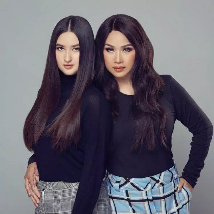 Gaya pemotretan penyanyi bareng putrinya dari berbagai sumber Gaya pemotretan penyanyi bareng putrinya dari berbagai sumber