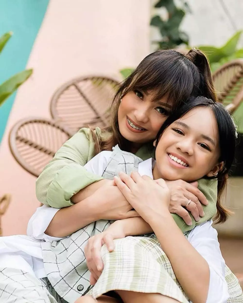 Gaya pemotretan penyanyi bareng putrinya dari berbagai sumber Gaya pemotretan penyanyi bareng putrinya dari berbagai sumber