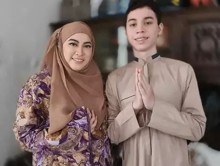 Potret kebersamaan Jane Shalimar dan putranya © Instagram/@janeshalimar_1