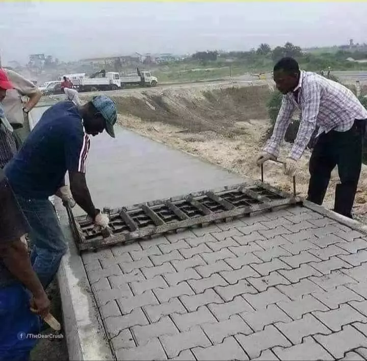 pola trotoar nyeleneh © 2021 1cak.com