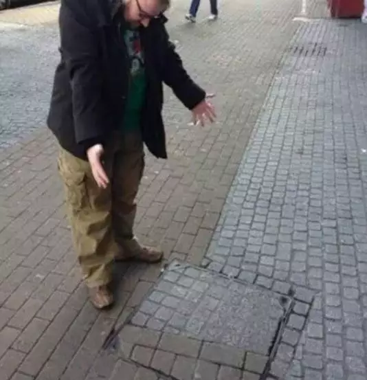 pola trotoar nyeleneh © 2021 1cak.com