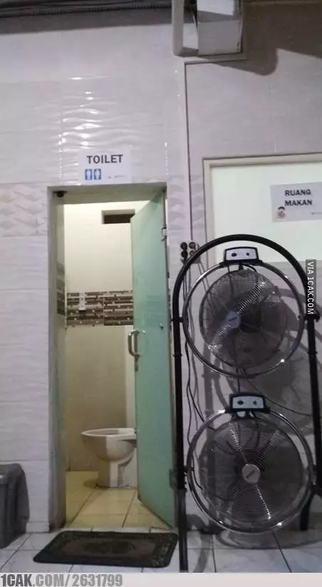 potret lucu pasang pendingin ruangan © 2021 1cak.com