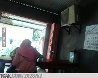 potret lucu pasang pendingin ruangan © 2021 1cak.com