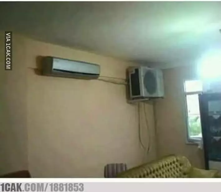 potret lucu pasang pendingin ruangan © 2021 1cak.com