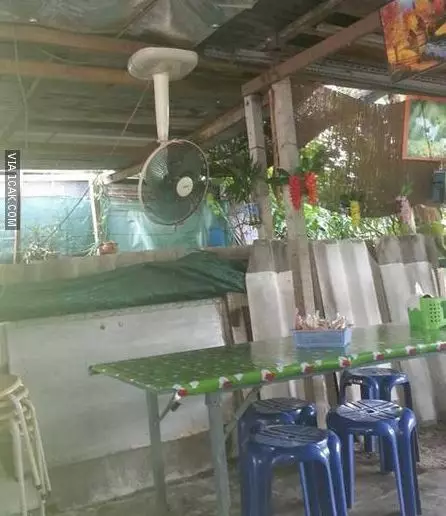 potret lucu pasang pendingin ruangan © 2021 1cak.com