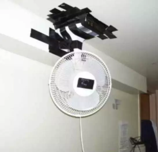 potret lucu pasang pendingin ruangan © 2021 1cak.com