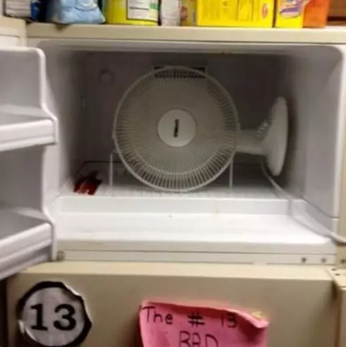 potret lucu pasang pendingin ruangan © 2021 1cak.com