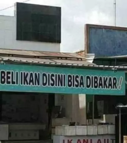 Cara nyleneh promosi penjual ayam dan ikan bakar © berbagai sumber