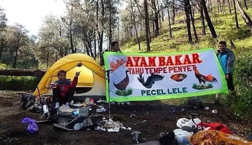 Cara nyleneh promosi penjual ayam dan ikan bakar © berbagai sumber