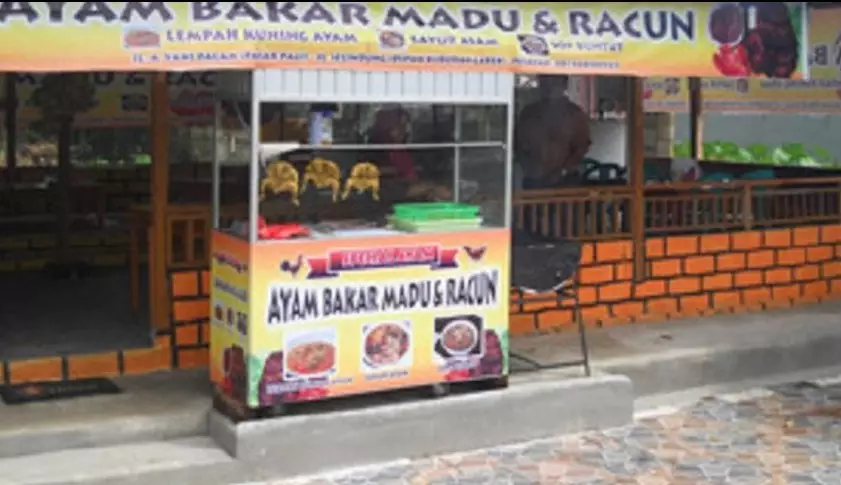Cara nyleneh promosi penjual ayam dan ikan bakar © berbagai sumber