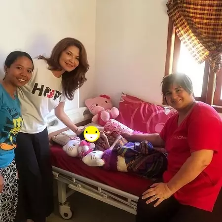 Potret Tamara Bleszynski lakukan aksi sosial © Instagram/@tamarableszynskiofficial Potret Tamara Bleszynski lakukan aksi sosial © Instagram/@tamarableszynskiofficial