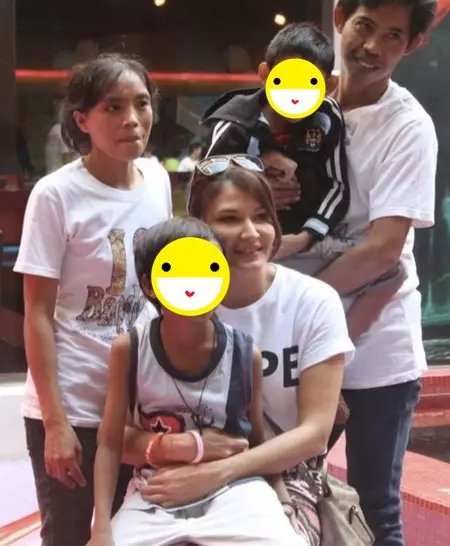 Potret Tamara Bleszynski lakukan aksi sosial © Instagram/@tamarableszynskiofficial Potret Tamara Bleszynski lakukan aksi sosial © Instagram/@tamarableszynskiofficial