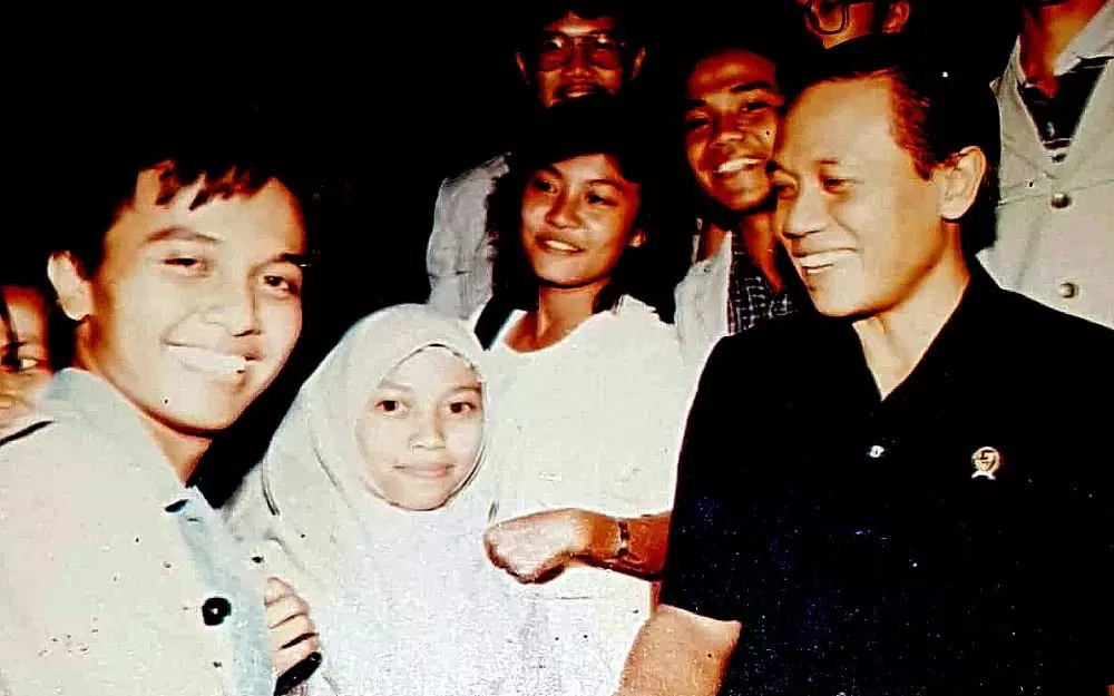 potret tokoh publik dan harmoko © 2021 berbagai sumber potret tokoh publik dan harmoko © 2021 berbagai sumber