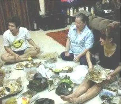 Foto lawas Agnez Mo makan nasi bungkus © 2021 brilio.net