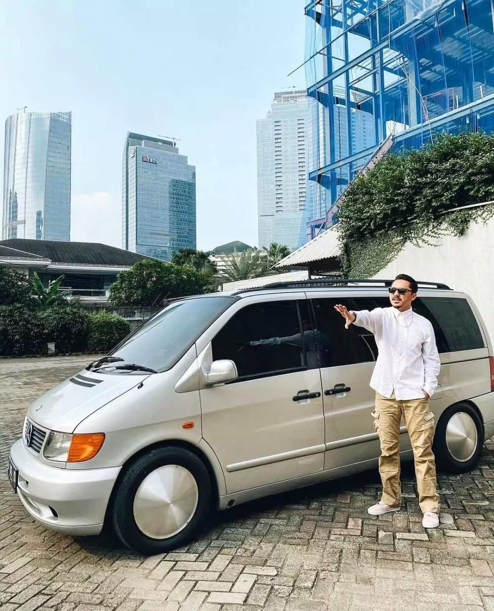 ananda omesh ubah mobil jadi ambulans darurat © instagram ananda omesh ubah mobil jadi ambulans darurat © instagram