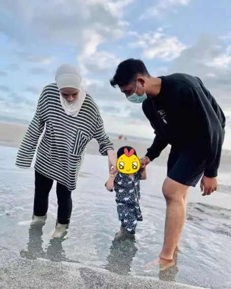 Momen liburan Arya Saloka di Bali dan keluarga © Instagram/@putriannesaloka Momen liburan Arya Saloka di Bali dan keluarga © Instagram/@putriannesaloka